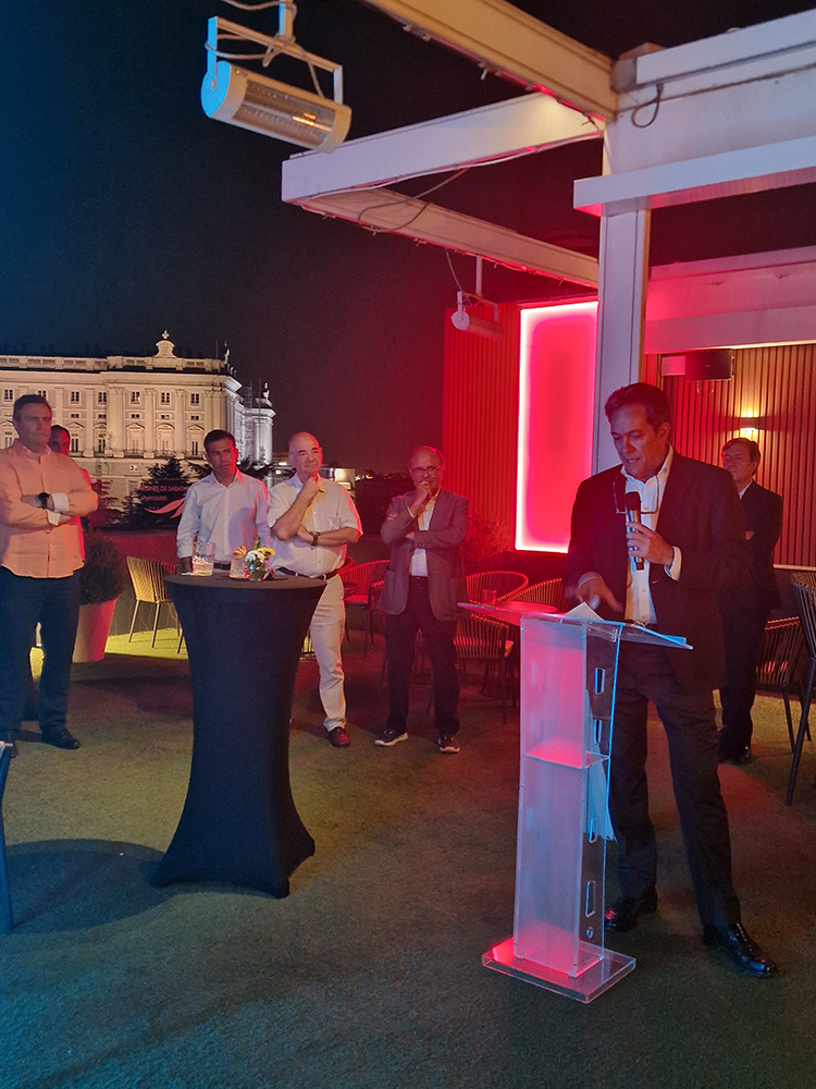 Foto de grupo durante la cena del 50 aniversario de ANFRE